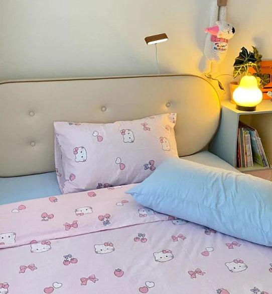 Hello Kitty Wink Bedding Set - In Kawaii Shop <span style="background-color:rgb(246,247,248);color:rgb(28,30,33);"> Hello Kitty Wink Bedding Set , Bed Sheets , In Kawaii Shop , sanrio , www.inkawaiishop.com </span>